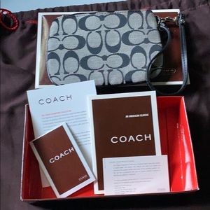 Authentic Coach Wristlet!-Great CHRISTMAS Gift!’